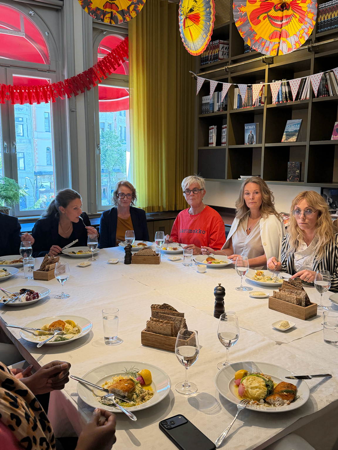 Kvinnor samlade till lunch runt ett runt bord